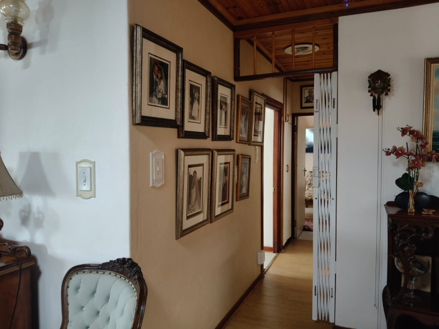 6 Bedroom Property for Sale in Paradise Beach Eastern Cape